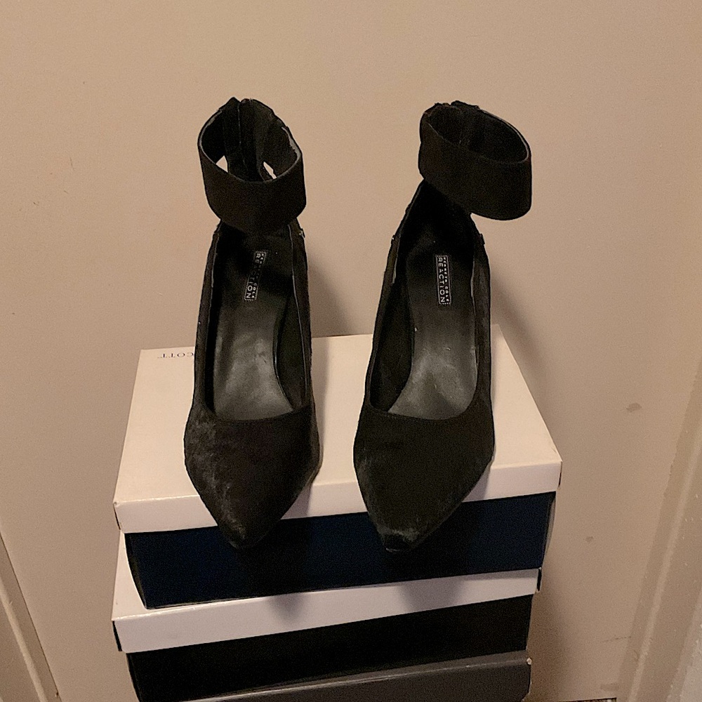 NIB Kenneth Cole Black Calf Skin Pumps - Size 10.